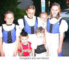 Youngsters who love folklore ("Heimatabend" at the Hansa Haus)