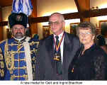 Wilf Ksters (left), the new medal for Gerd and Ingrid Brachlow (at the Hansa Haus)