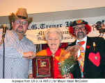 A plaque from Ulli (l.) and Wilf (r.) for Mayor Hazel McCallion (Treue Husaren Mississauga)