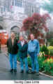 Vater und Sohn (r.) mit den Reisefhrer (l.) zum Besuch auf Casa Loma