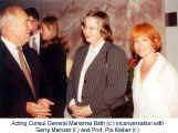 Acting Consul General Marianne Bath (c.) in conversation with Gerry Meinzer (l.) and Prof. Pia Kleber (r.)