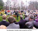 Toni Bergmeier, President, lays a wreath for the GCC  [photo: Herwig Wandschneider]