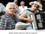 Elfriede Schmidt, Heidi Feest: Lieder am Lagerfeuer  [photo: Eberhardt Gerlitz