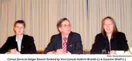 Consul General Holger Raasch flanked by Vice Consuls Kathrin Brandt (l.) & Susanne Wolff (r.)  [photo: Herwig Wandschneider]