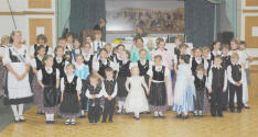 Weiss-Blau Bayern Juniors and Danube Swabian youth wearing their respective costumes