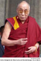 Seine Heiligkeit der Dalai Lama am Brandenburger Tor in Berlin   [Foto: Marianne Schmidt]