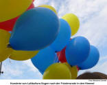 Tausende von Luftballons flogen nach der Friedensrede in den Himmel   [Foto: Marianne Schmidt]