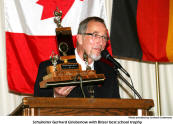 Schulleiter Gerhard Griebenow with Bitzer best school trophy